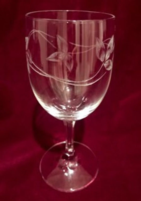 ツメクサのワイングラス〜手彫りガラス〜 2枚目の画像