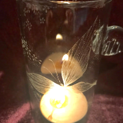 蝶の舞う羽根つきグラス〜手彫りガラス〜 1枚目の画像