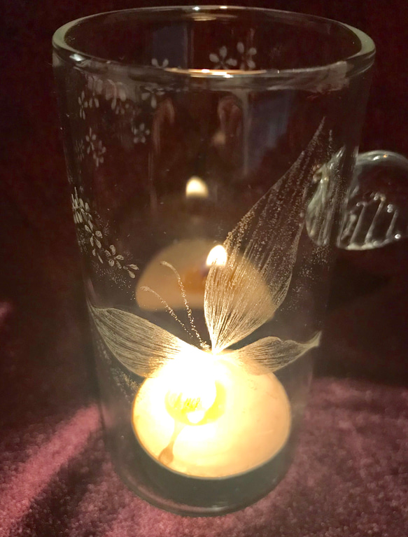 蝶の舞う羽根つきグラス〜手彫りガラス〜 1枚目の画像