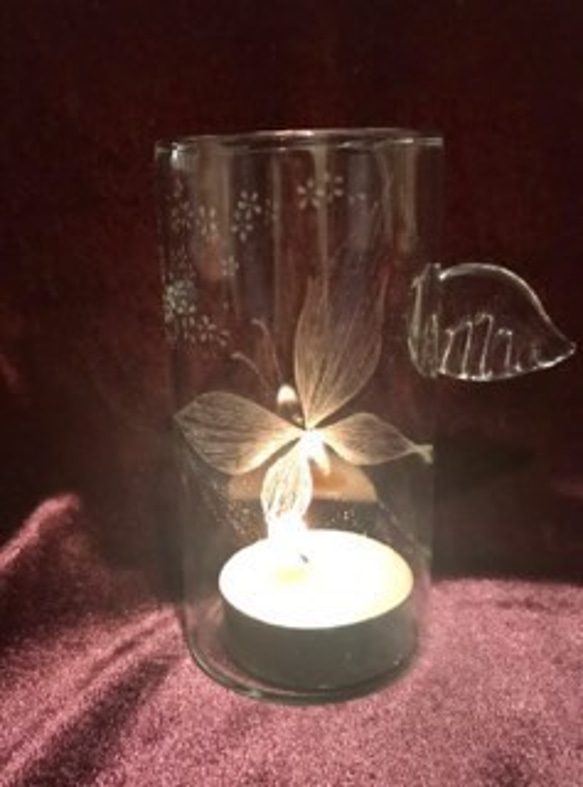 蝶の舞う羽根つきグラス〜手彫りガラス〜 3枚目の画像