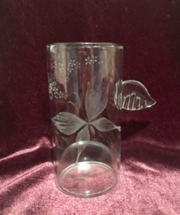 蝶の舞う羽根つきグラス〜手彫りガラス〜 4枚目の画像