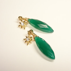 木の葉のようなグリーンオニキスと星のピアス 14kgf ピアス