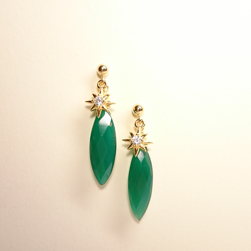 木の葉のようなグリーンオニキスと星のピアス 14kgf ピアス