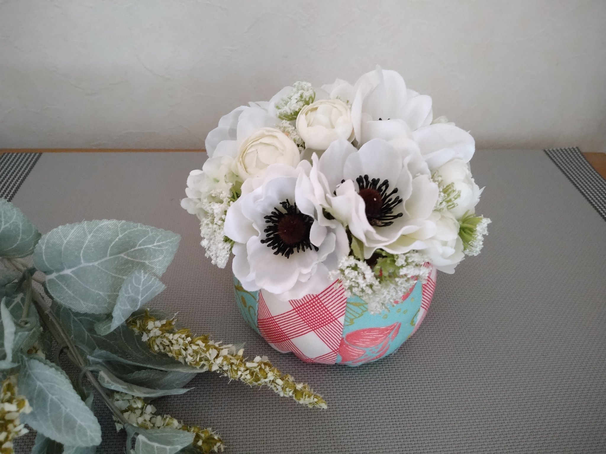 パッチワークとアーティフィシャルフラワーのコラボ　アネモネ＆ローズ