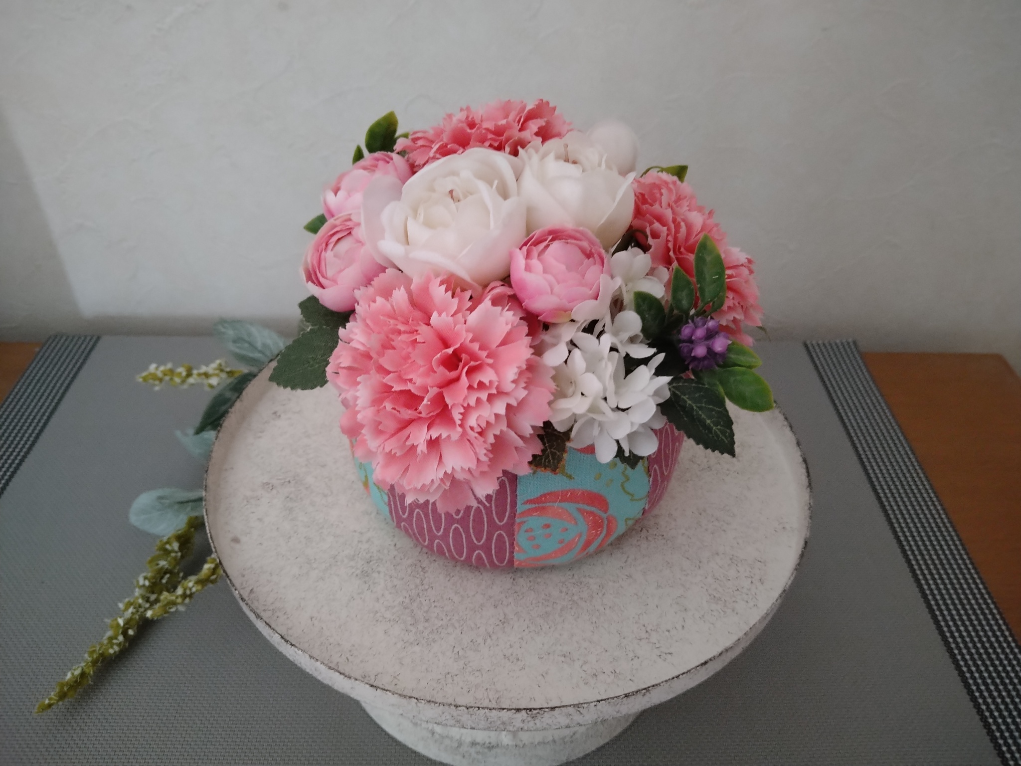 パッチワークとアーティフィシャルフラワーのコラボ　ローズ・カーネーション