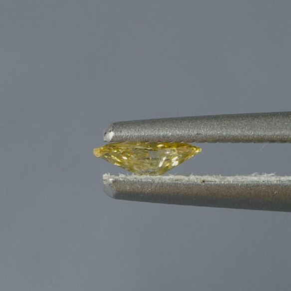 強蛍光イエローダイヤモンド0.10ct　B-449rcy 4枚目の画像