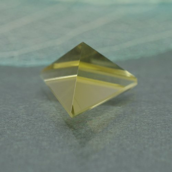 レモンクォーツ立体トリリアントカット　3.88ｃｔ 1枚目の画像