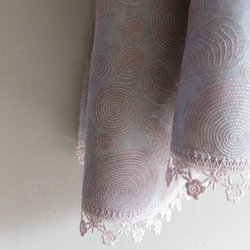 ポップスタイルの刺繍スカーフ 3枚目の画像