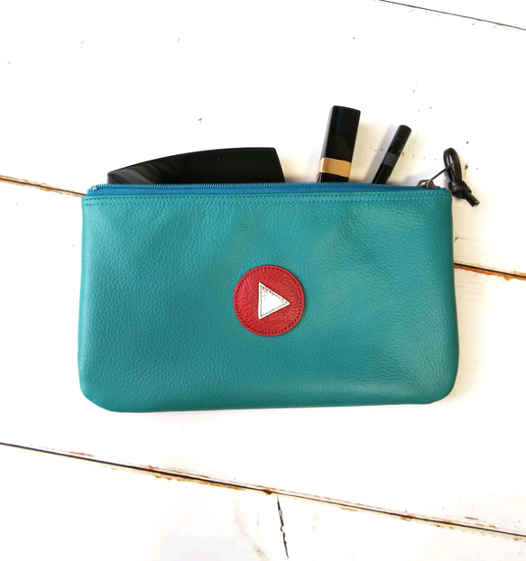 本革フラットポーチL◆再生ボタン(ターコイズ)◆いろいろ使える♪横長マルチレザーケース◇皮 2枚目の画像