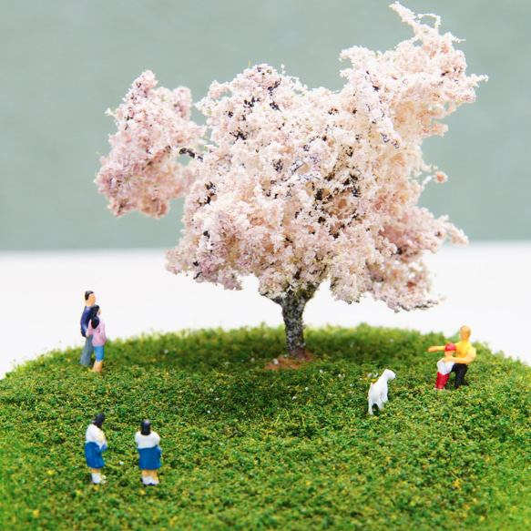 あなたの「心に残るシーン」ジオラマでお創りします★あなたの心に残るシーン・思い出の風景などをジオラマに！ あなたの 心に残るシーン から まで ミニチュアのサイズ感によっては 細かさの限界からお受けできない場合 また細部が再現できない場合もございます 例えば ペットや人間の表情など デジタル製品ではなく一点一点手作りの制作品ですので 一定のデフォルメ 形状を変化させること を行うケースもございます まずはなんでもお気軽にご相談 ご提案頂いて 一緒に素晴らしい作品に仕上げて行きたいと思います