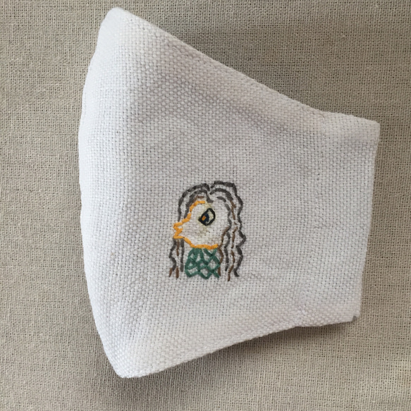 立体マスク  ＊手刺繍 アマビエ様 ＊ うろこ緑＊すっぽりサイズ 2枚目の画像