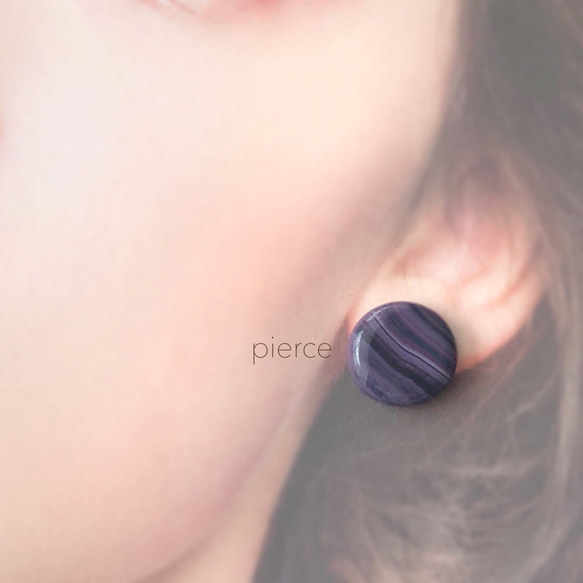 紫のマーブルイヤリング/ピアス/金属アレルギー対応/ポリマークレイ 2枚目の画像