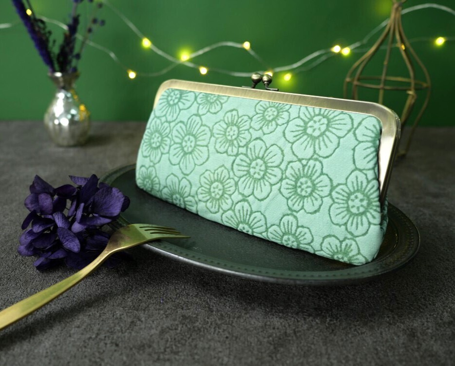 【訳あり】スリムなのに大容量な長財布 目と手で味わうがま口財布　お花の優しさ 《グリーン》CU116GR