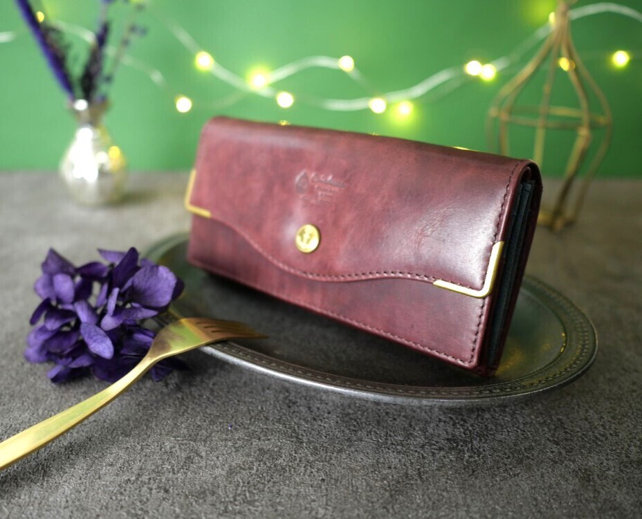 ｷｭｲｰﾙﾃﾞｿﾝ インパクトのあるデザインで大容量のダブルフラップ 長財布  《パープル》CU068PU