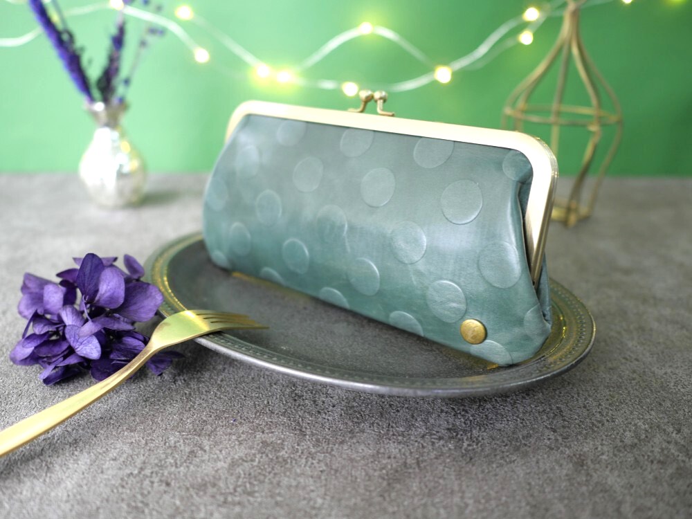 ｷｭｲｰﾙﾃﾞｿﾝ スリムなのに大容量な長財布 配色と大きめ水玉が魅力的ながま口財布 《ブルー》CU165BL