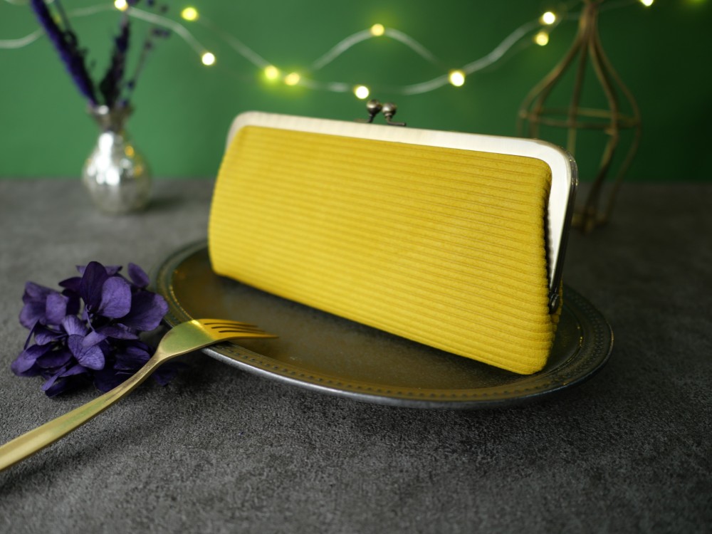 【SALE】スリムなのに大容量な長財布 マットな質感が楽しめる大人のがま口財布　通帳も入る優れもの《イエロー》