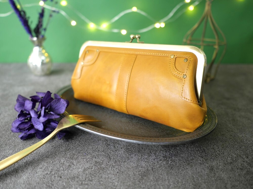 ｷｭｲｰﾙﾃﾞｿﾝ スリムでクラシックな大人の がま口 財布　ポーチのように使える 長財布 《キャメル》IL004CA