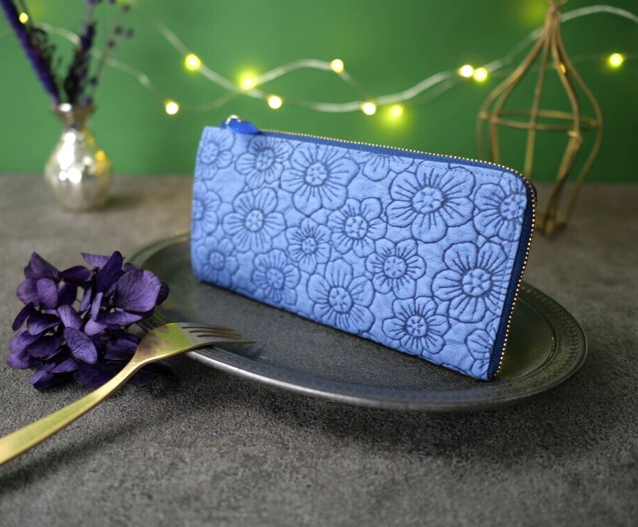 スリムでスッキリ収納できる 長財布 目と手で味わう Lファスナー　お花の優しさ 《ブルー》CU117