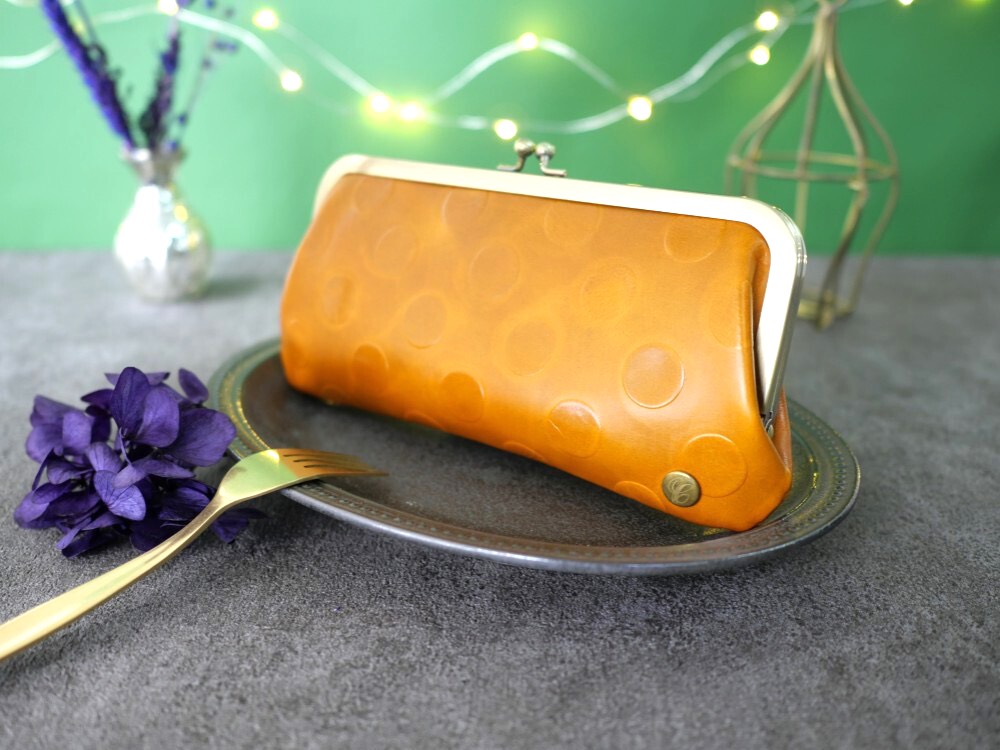 ｷｭｲｰﾙﾃﾞｿﾝ スリムなのに大容量な長財布 配色と大きめ水玉が魅力的ながま口財布 《キャメル》CU165CA