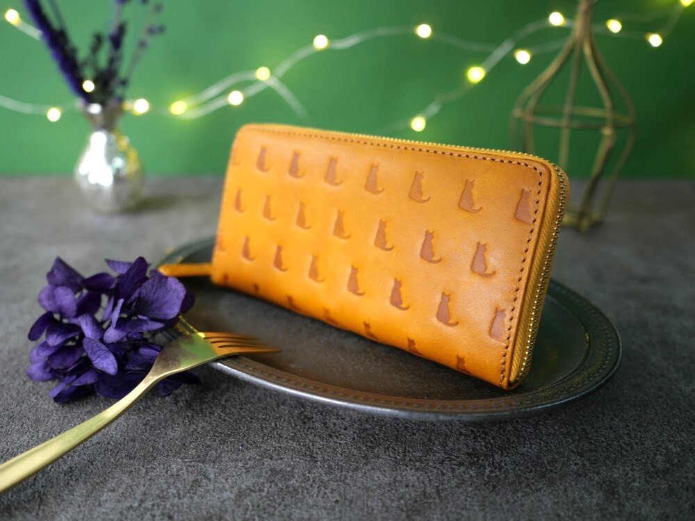 ｷｭｲｰﾙﾃﾞｿﾝ キュートなネコの型押しの長財布　上質レザーのかわいいラウンドファスナー 《イエロー》CU181CA