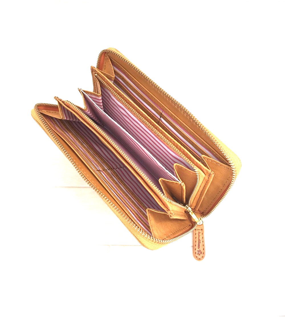 ｷｭｲｰﾙﾃﾞｿﾝ キュートなネコの型押しの長財布　上質レザーのかわいいラウンドファスナー 《イエロー》CU181CA