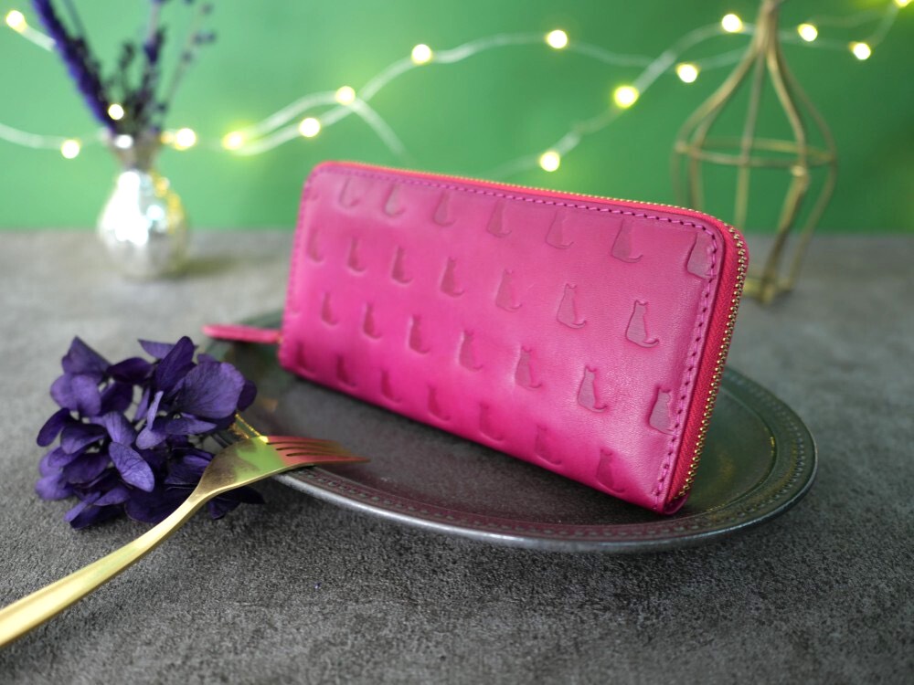 ｷｭｲｰﾙﾃﾞｿﾝ キュートなネコの型押しの長財布　上質レザーのかわいいラウンドファスナー 《ピンク》CU181PK