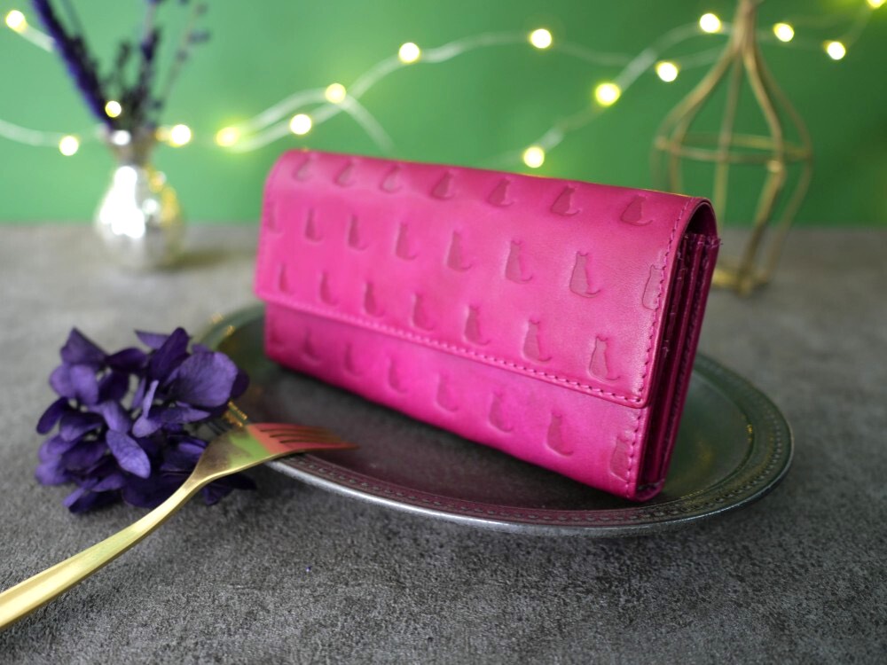 ｷｭｲｰﾙﾃﾞｿﾝ キュートなネコ型押しの長財布　上質レザーのかわいい収納抜群なフラップ財布 《ピンク》CU182PK