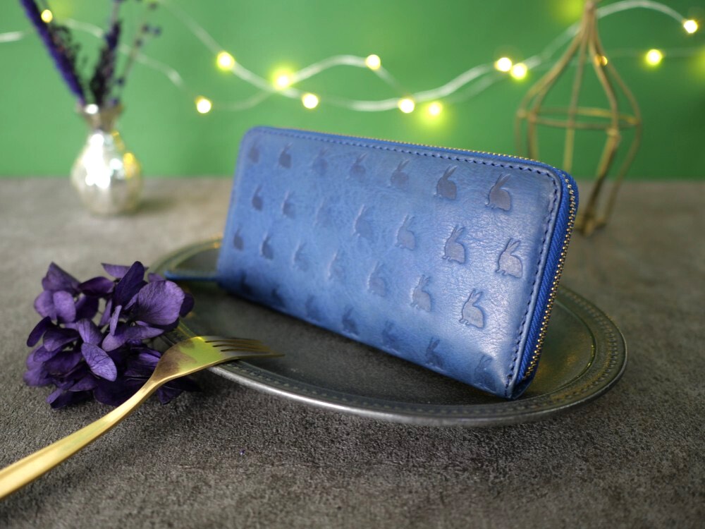 ｷｭｲｰﾙﾃﾞｿﾝ キュートなウサギの型押しの長財布　上質レザーのかわいいラウンドファスナー 《ブルー》CU184BL