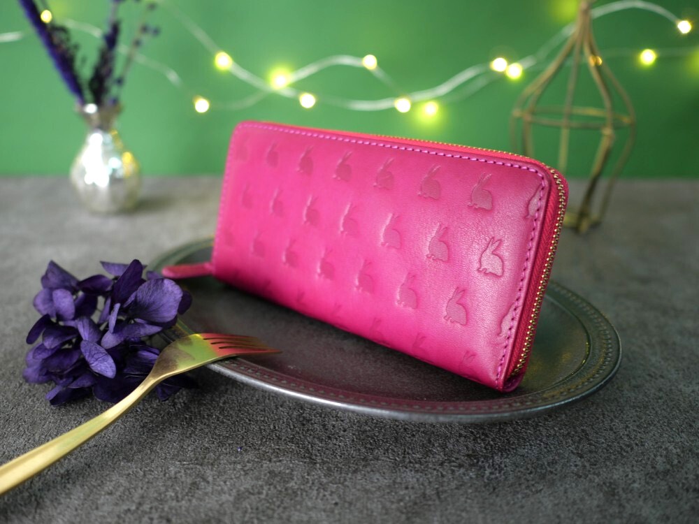 ｷｭｲｰﾙﾃﾞｿﾝ キュートなウサギの型押しの長財布　上質レザーのかわいいラウンドファスナー 《ピンク》CU184PK