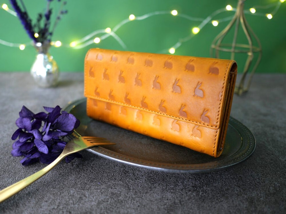 ｷｭｲｰﾙﾃﾞｿﾝ キュートなウサギ型押しの長財布　上質レザーのかわいい収納抜群なフラップ財布 《イエロー》CU185 1枚目の画像