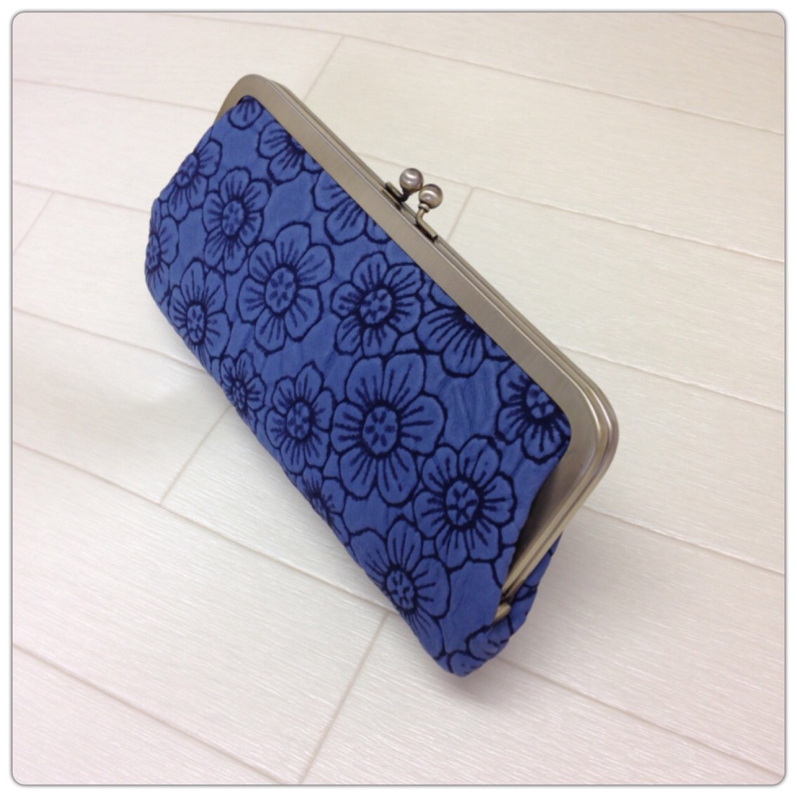 【訳あり】スリムなのに大容量な長財布 目と手で味わうがま口財布　お花の優しさ 《ブルー》CU116