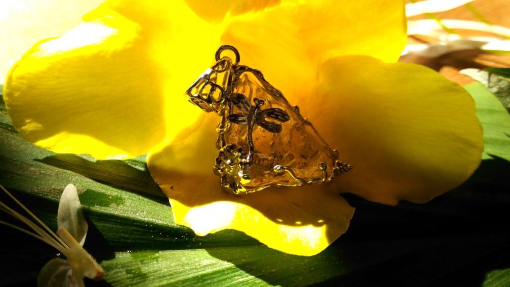 ヒマラヤ水晶原石　とんぼのペンダントトップ