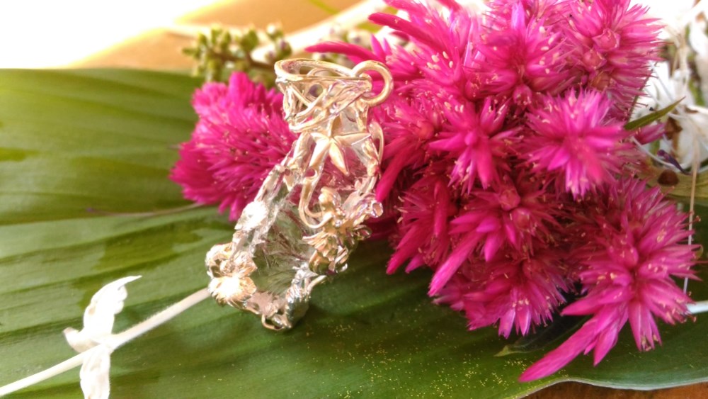 水晶ナチュラルカット　天使のペンダントトップ