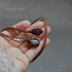 ガーネットとオパールのマクラメネックレス ガーネットとオパールのマクラメネックレス ネックレス・ペンダント