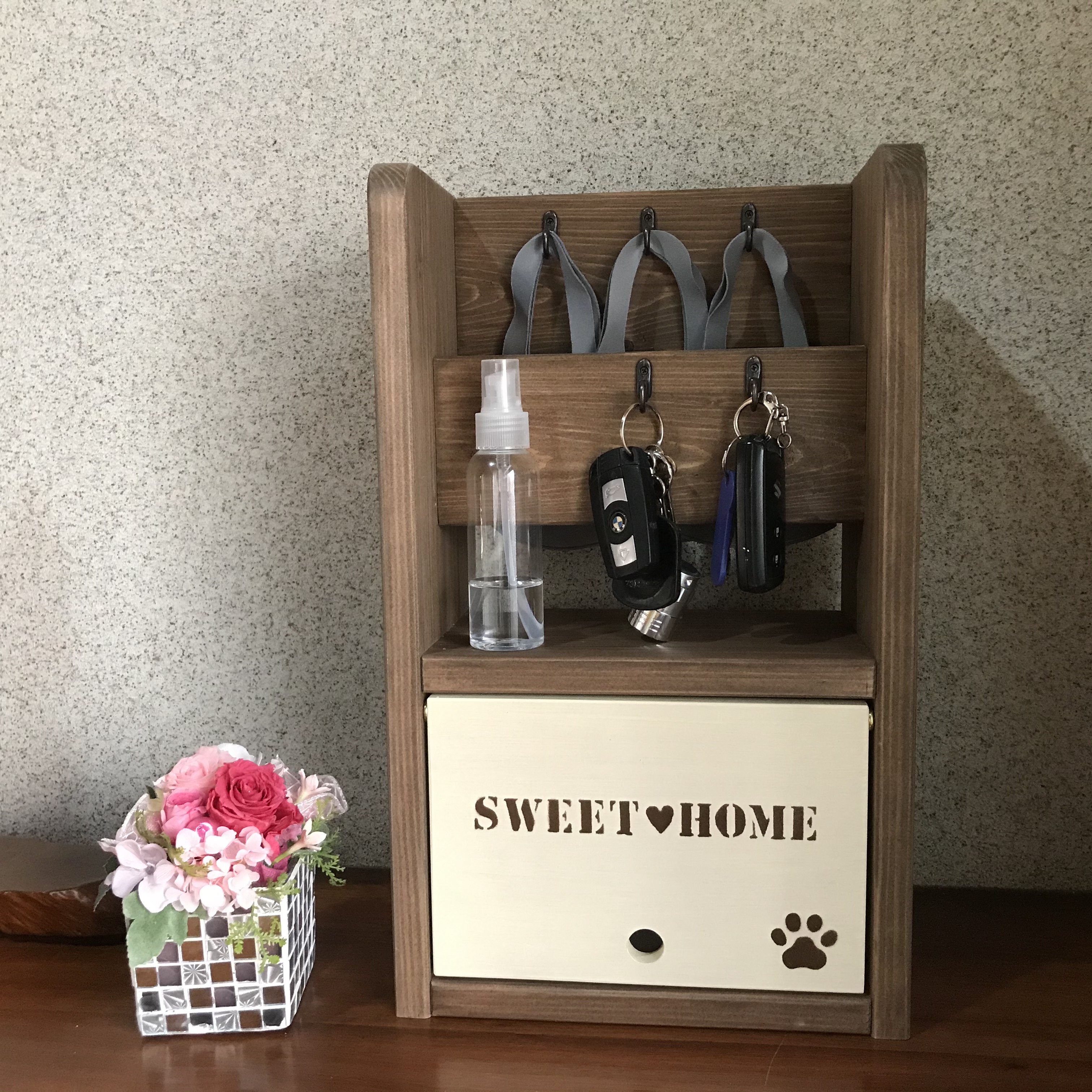 肉球がかわいい玄関用マスク収納&マスク掛けラック(オールウォルナットxミルキーホワイト色)