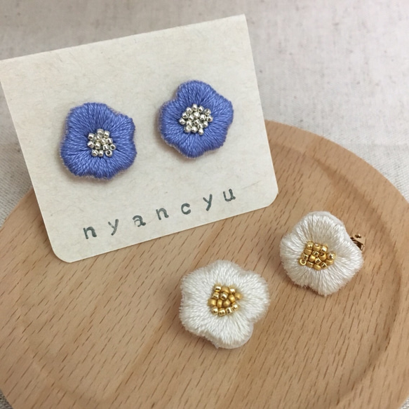 刺繍とビーズのフラワーイヤリング［ラフ］ 1枚目の画像