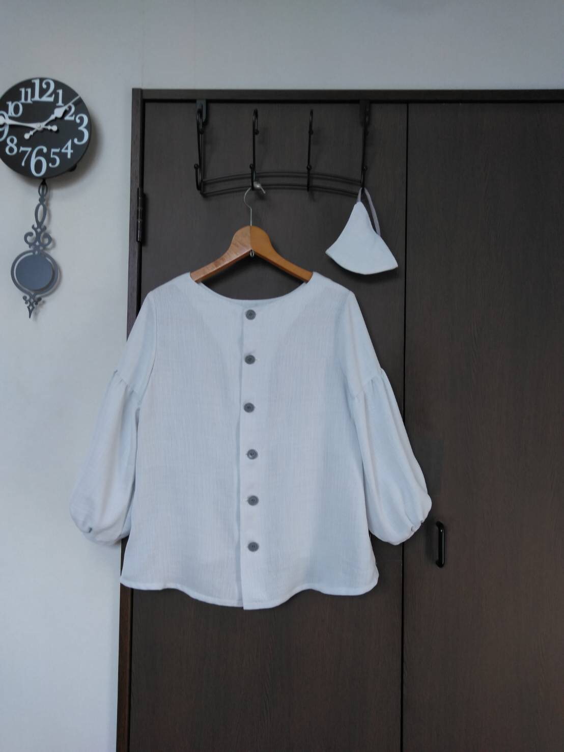 リネンの後ろボタンパフスリーブブラウス&お揃いマスク