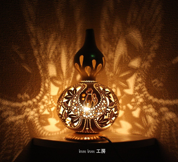 ひょうたんランプ--エジプトの花と猫 スタンドライト・テーブルランプ