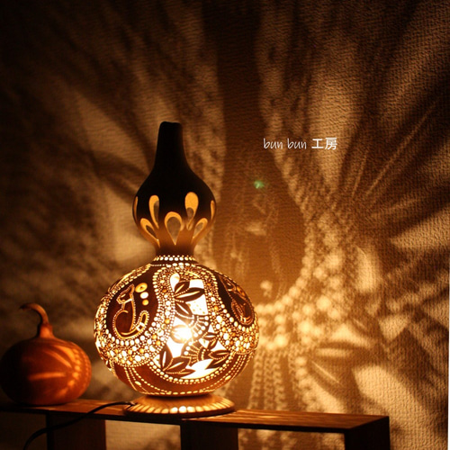 ひょうたんランプ--エジプトの花と猫 スタンドライト・テーブルランプ