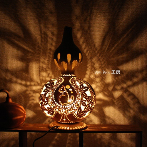 ひょうたんランプ--エジプトの花と猫 スタンドライト・テーブルランプ