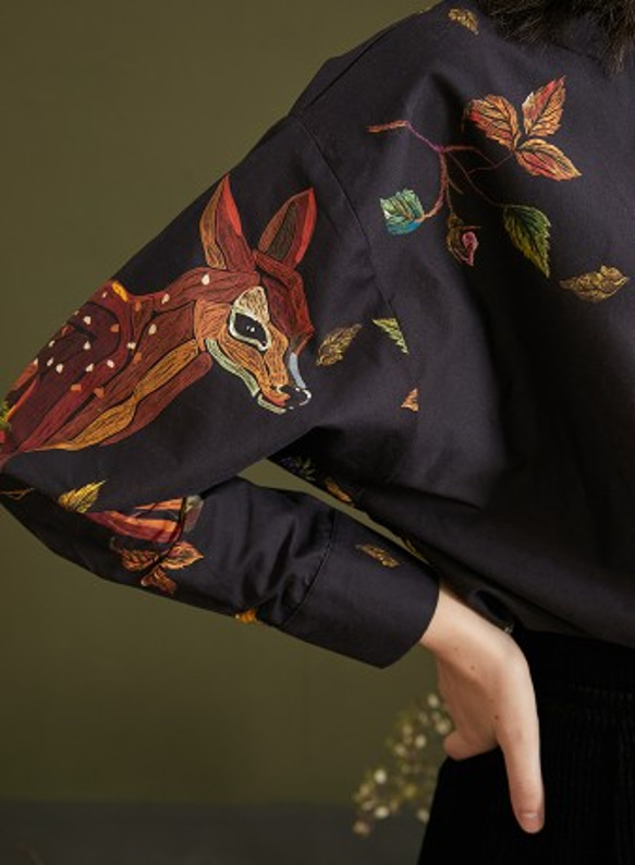 コットン　小シカとリーフのプリント柄長袖ブラウス【秋冬春】黒/ブラック 3枚目の画像