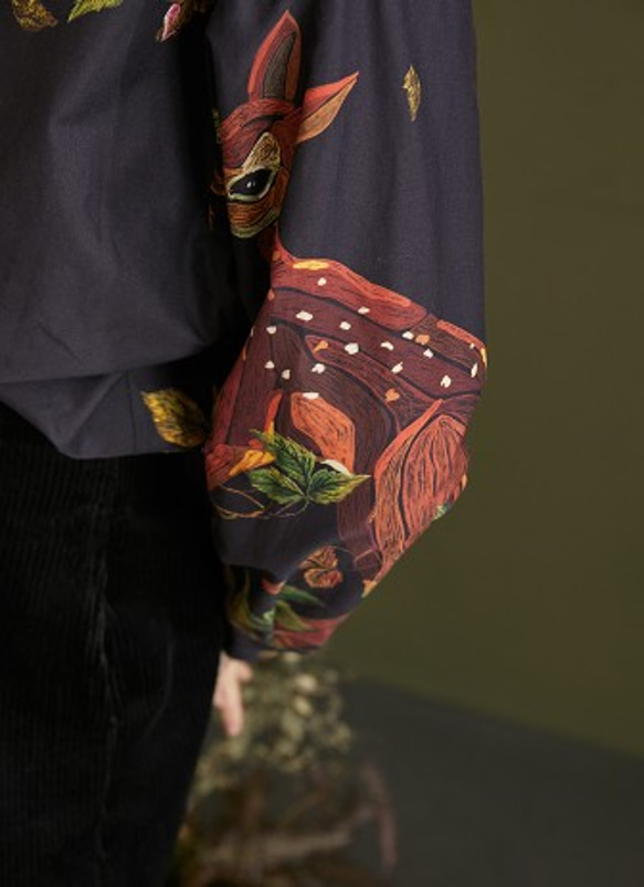 コットン　小シカとリーフのプリント柄長袖ブラウス【秋冬春】黒/ブラック 7枚目の画像