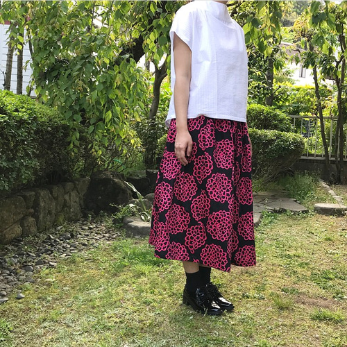 北欧風 大人なかわいさ マゼランピンク の ダリア柄 ギャザースカート