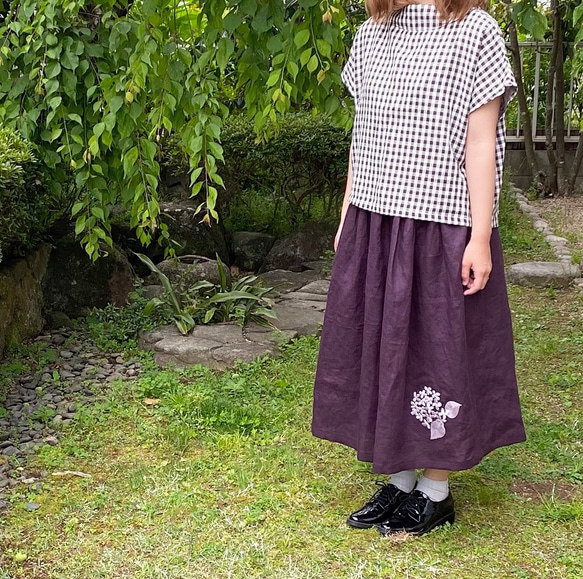 手刺繍 リネン 上品パープル の 紫陽花 ギャザースカート 6枚目の画像