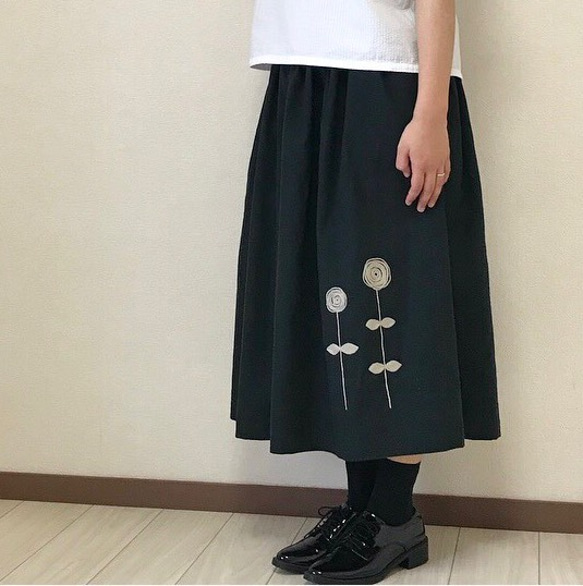 ぐるぐるお花 ＊〜手刺繍 ギャザースカート[受注製作] 1枚目の画像