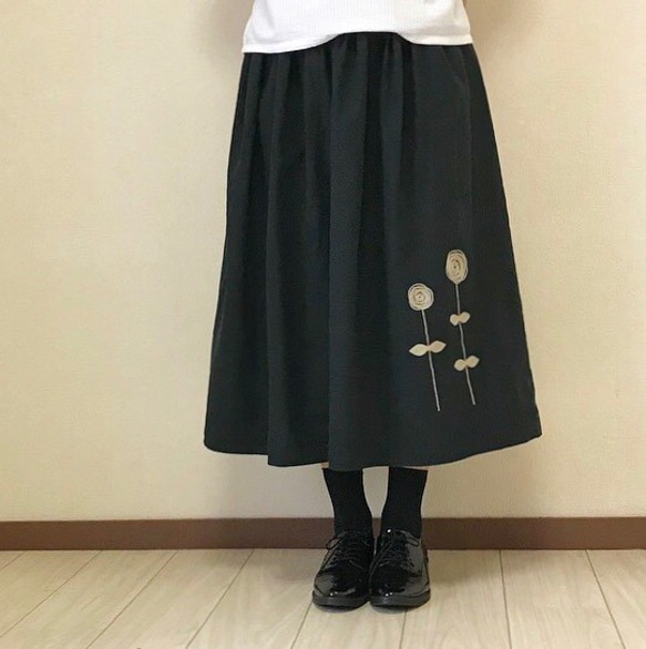 ぐるぐるお花 ＊〜手刺繍 ギャザースカート[受注製作] 5枚目の画像