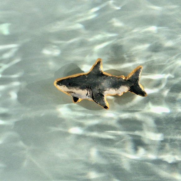 泳ぎ回るホオジロザメバッジ 1枚目の画像