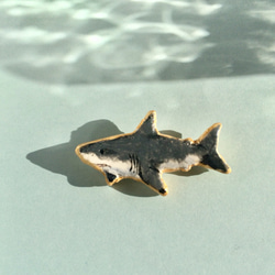 泳ぎ回るホオジロザメバッジ 2枚目の画像
