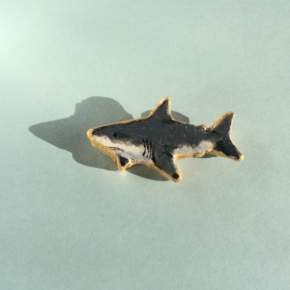 泳ぎ回るホオジロザメバッジ 3枚目の画像