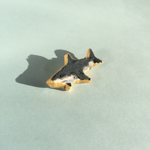 泳ぎ回るホオジロザメバッジ 4枚目の画像